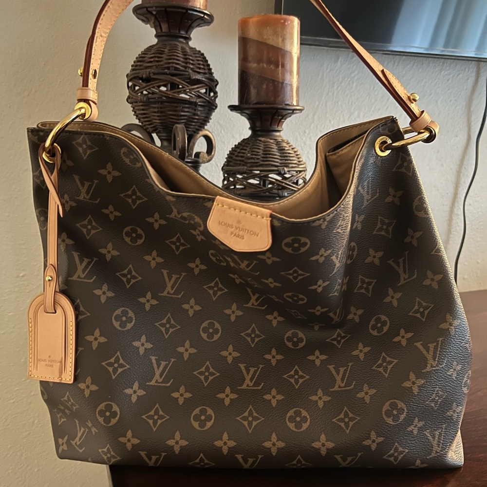 Gracefull MM LV like new condition,No stains or rips inside the bag